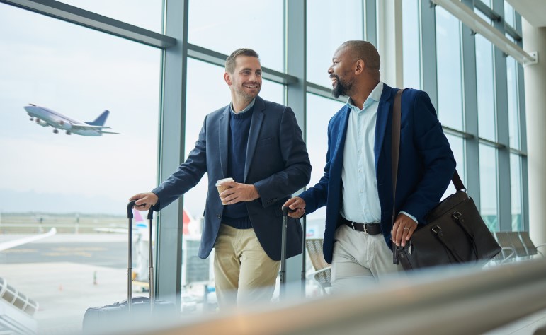 Tv� kollegor p� flygplats inf�r f�retagsresa